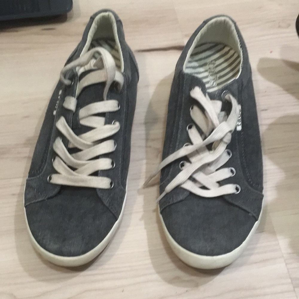 Taos women’s size 9 shoes